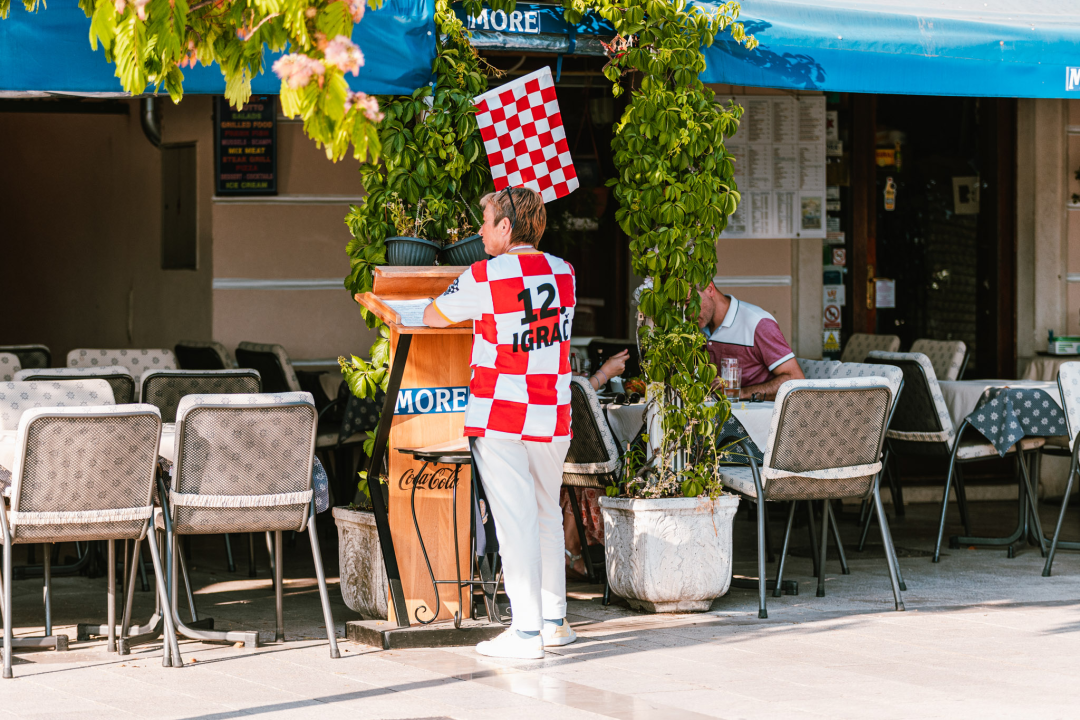 Navijačko ludilo baš i nije zavladalo Šibenikom, vidjeli smo više kvadratnih stolnjaka nego dresova!