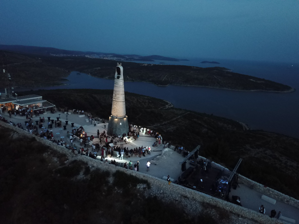 Na primoštenskom brdu Gaj održan koncert 'Tragom Olivera': Pogledajte kako smo se proveli 