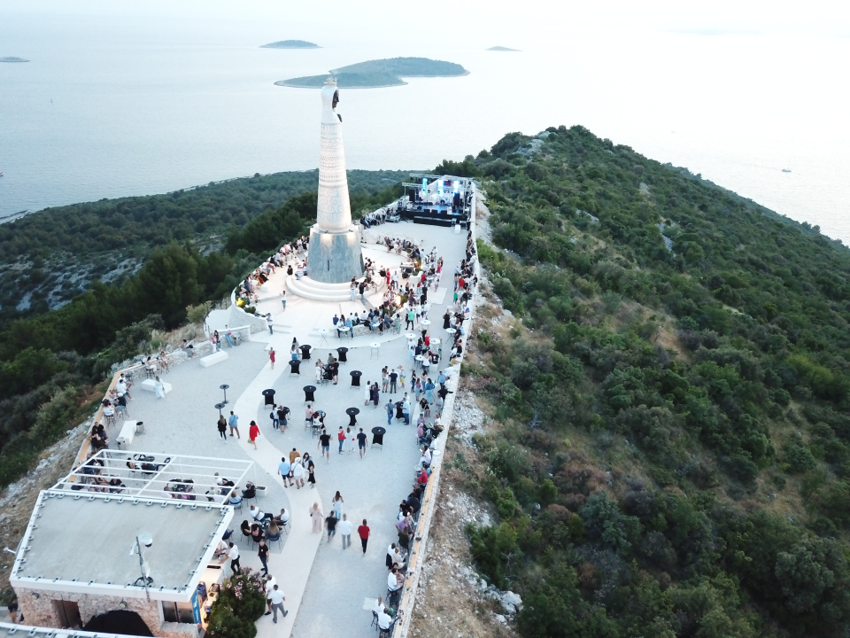 Na primoštenskom brdu Gaj održan koncert 'Tragom Olivera': Pogledajte kako smo se proveli 