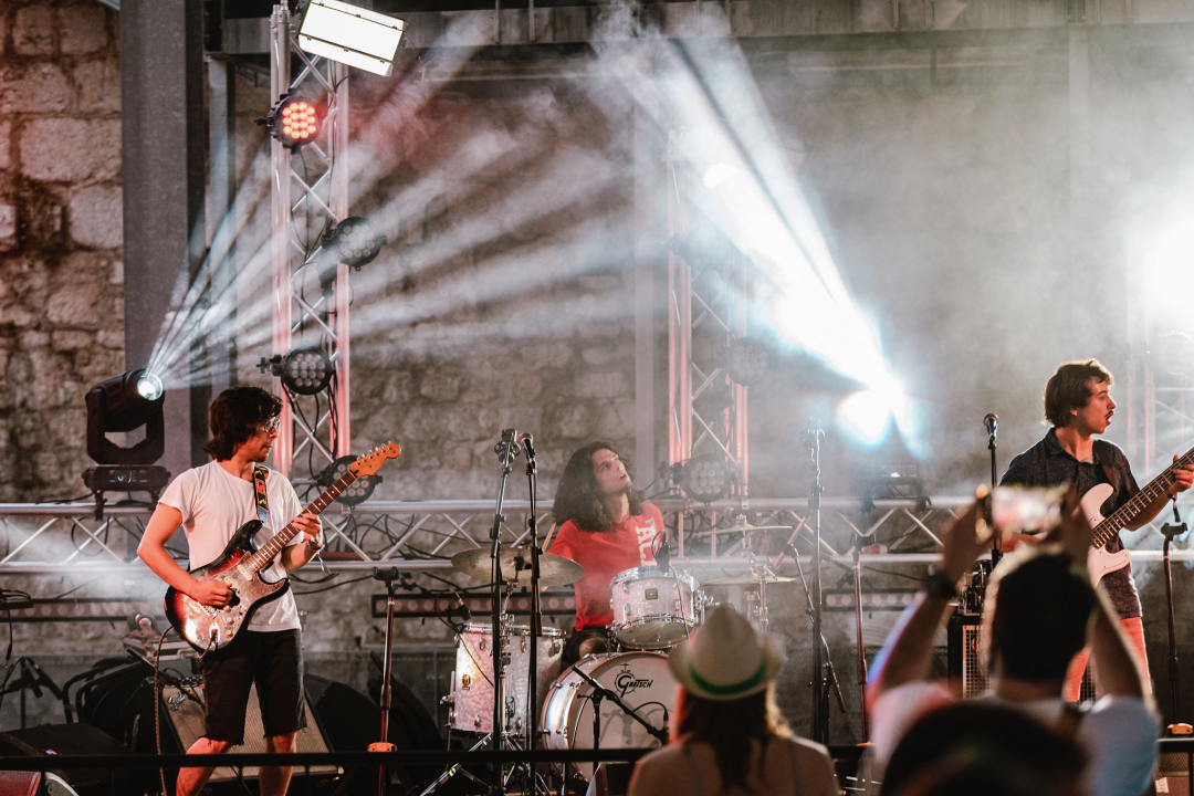 Šibenski bendovi Magul i The Fogsellers rasplesali publiku na drugom danu Let’s Rock festivala na sv. Mihovilu