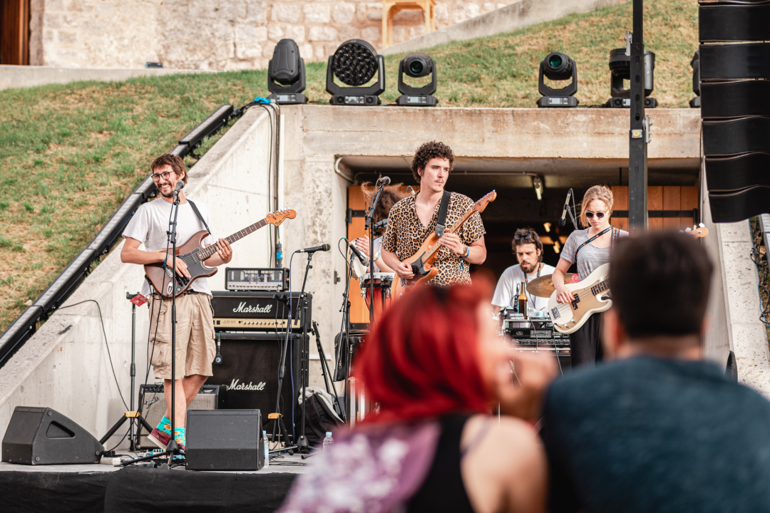 Šibenski bendovi Magul i The Fogsellers rasplesali publiku na drugom danu Let’s Rock festivala na sv. Mihovilu