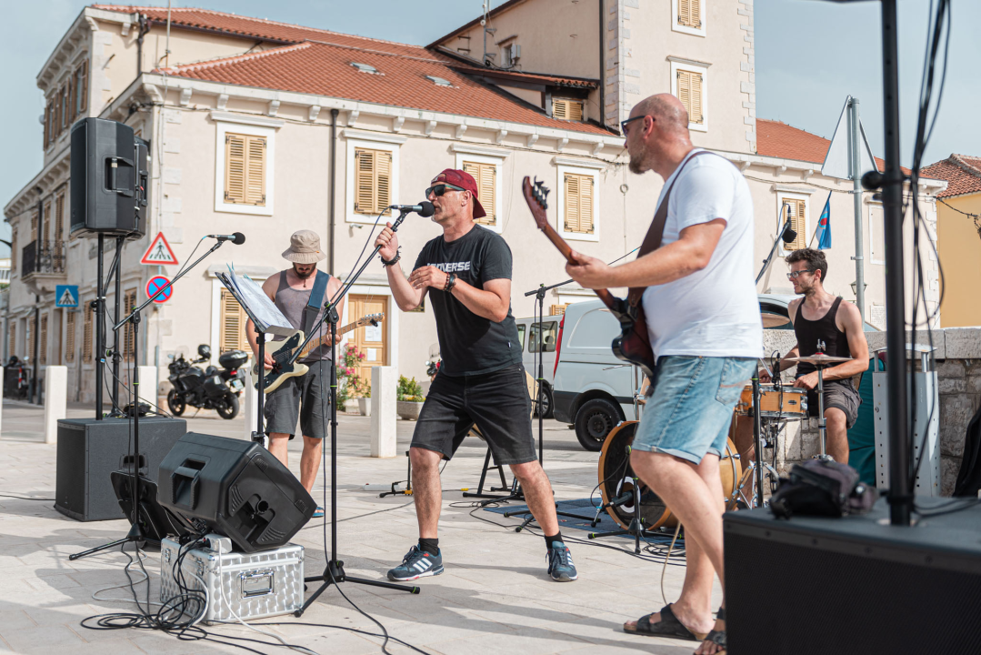 Bend 'Teški osjećaji' nakon deset godina postojanja najavljuje svoj prvi službeni album singlom 'Danas opuštam glavu' 
