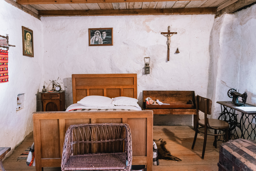 Don Stipe Perkov objavio ‘Razgovore (ne)ugodne puka primoštenskoga’: Riječima su, kao s kamenom, gradili suhozid prošlosti!