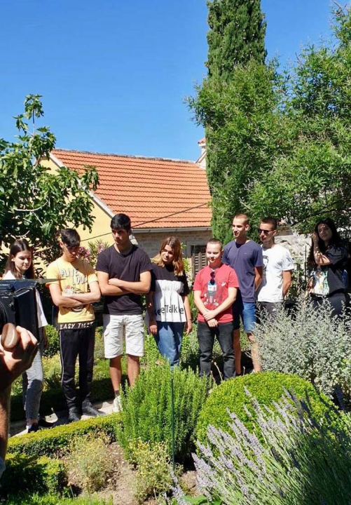 Slavni britanski vrtlar Monty Don snimio emisiju o Samostanskom srednjovjekovnom vrtu sv. Lovre u Šibeniku 