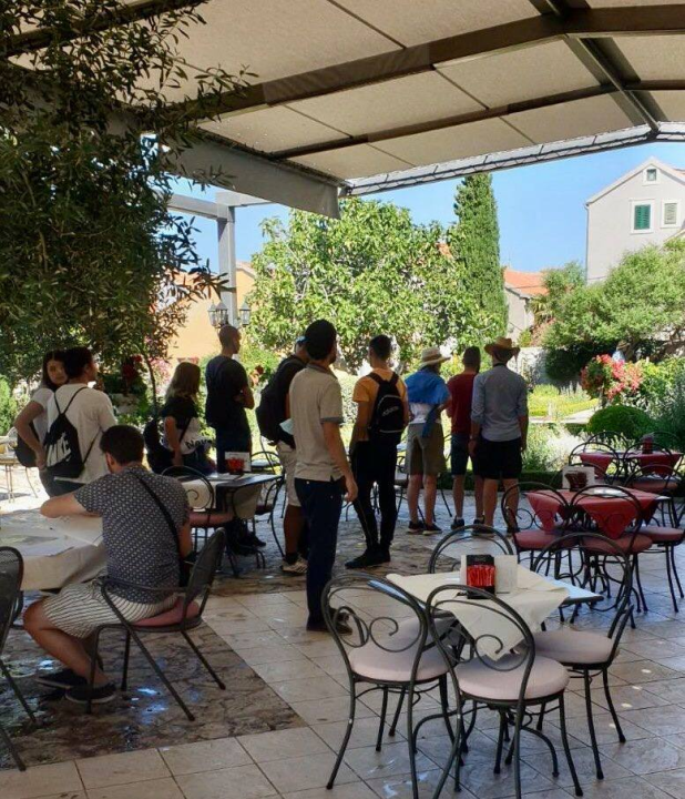 Slavni britanski vrtlar Monty Don snimio emisiju o Samostanskom srednjovjekovnom vrtu sv. Lovre u Šibeniku 