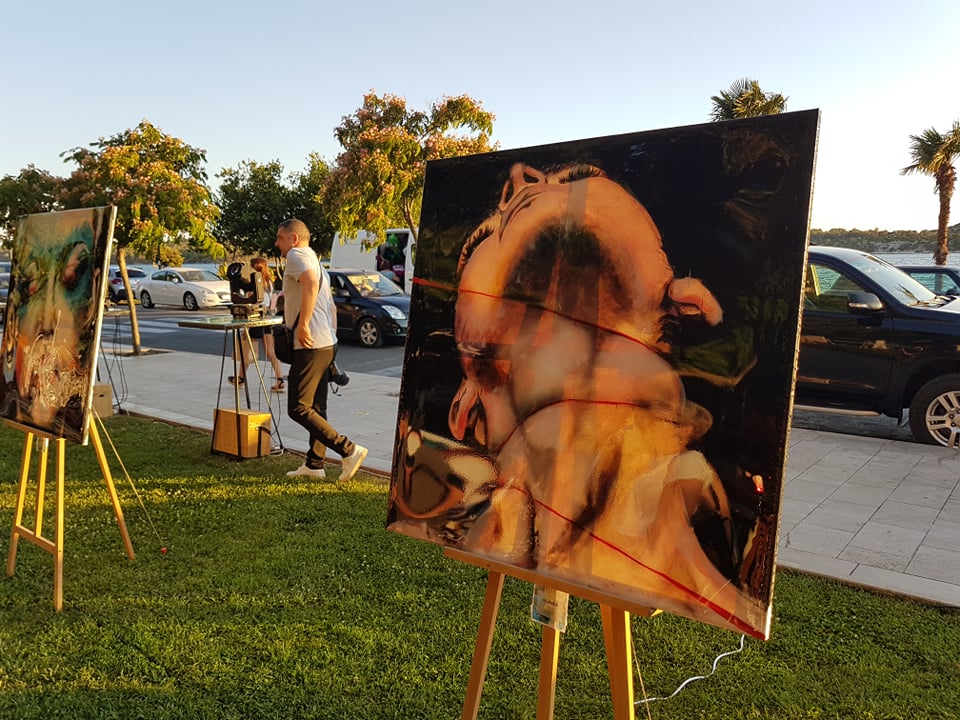 Otvorena treća samostalna izložba Branke Grubić u Azimutu: 'Moje cure govore o slobodi i puštaju glas. Dosta je bilo!' 