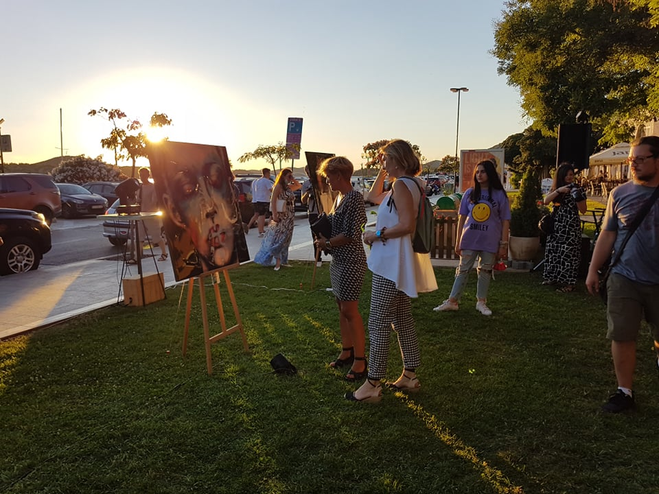 Otvorena treća samostalna izložba Branke Grubić u Azimutu: 'Moje cure govore o slobodi i puštaju glas. Dosta je bilo!' 