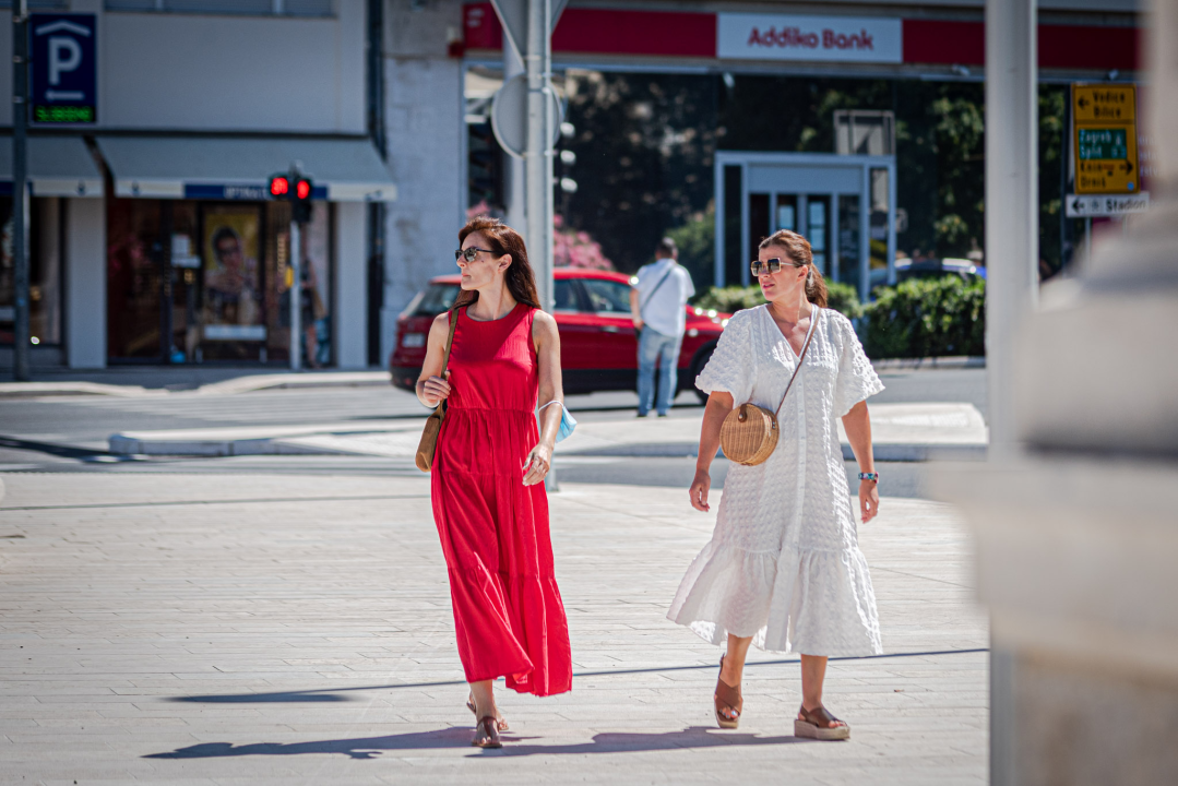 Lepršave haljine svih boja i dezena preplavile su ulice grada