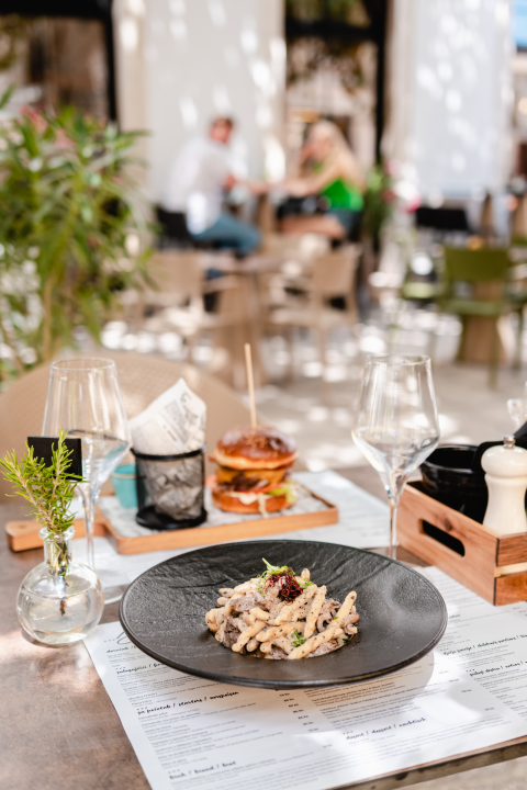 Posjetite Bistro Bava u hladu najstarijeg šibenskog stabla i uživajte u genijalnoj hrani i dvadeset vrsta piva