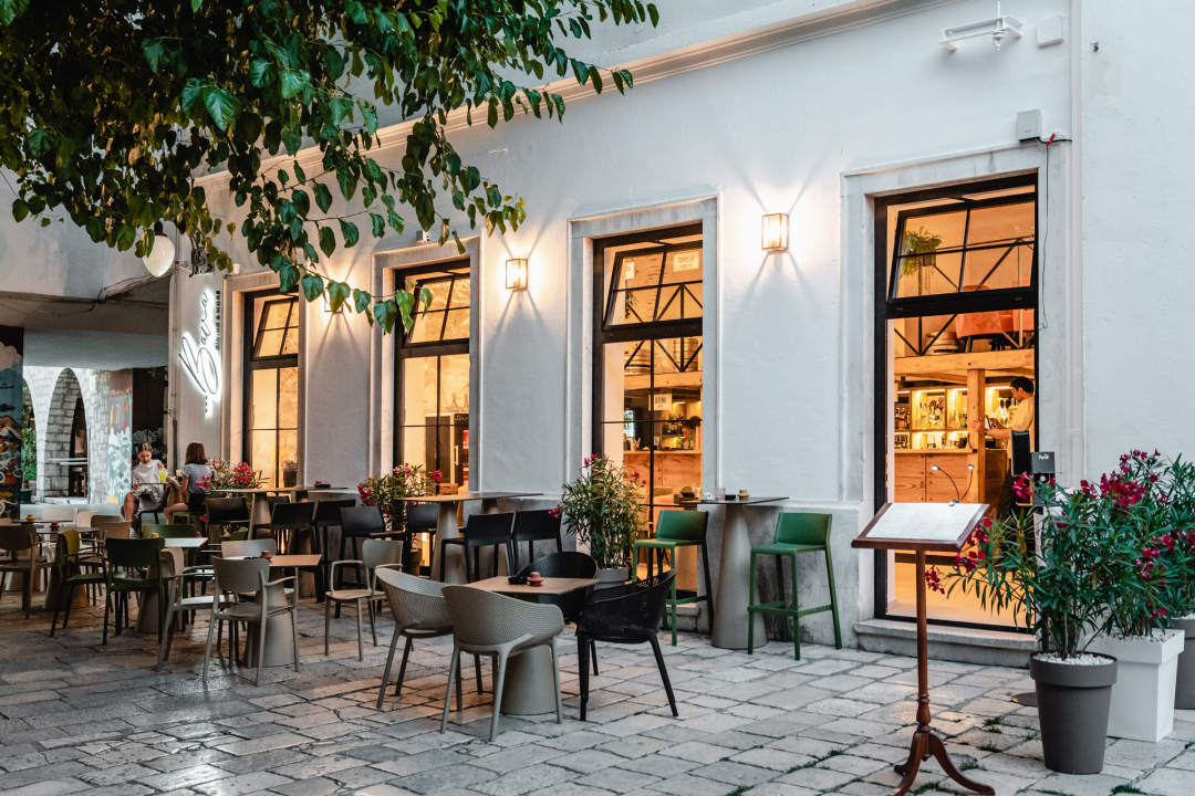Posjetite Bistro Bava u hladu najstarijeg šibenskog stabla i uživajte u genijalnoj hrani i dvadeset vrsta piva