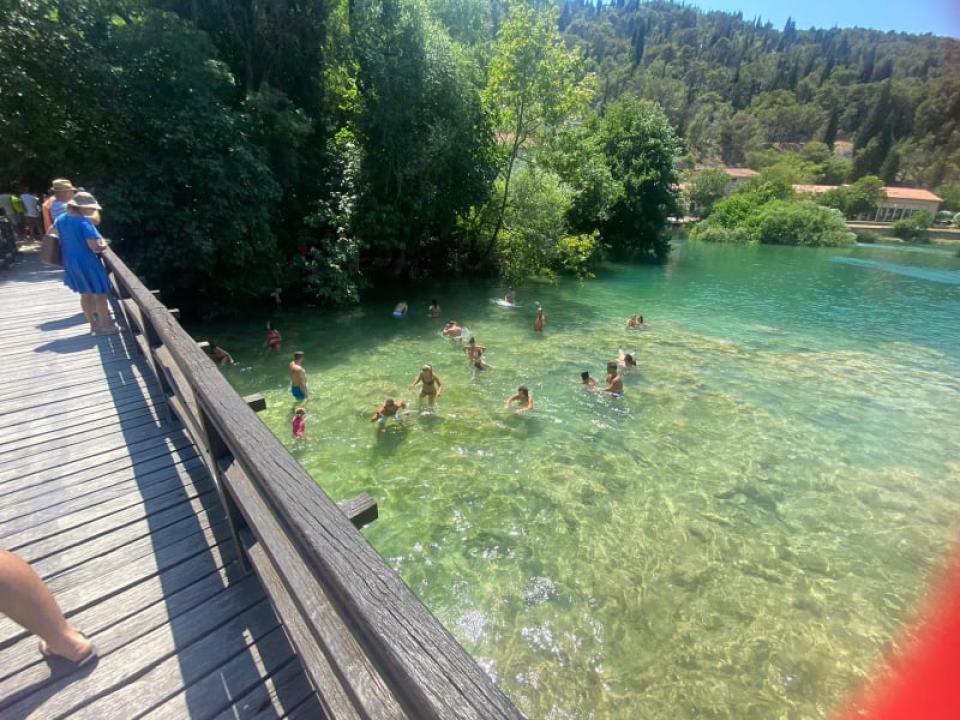 Prosvjedno kupanje na Skradinskom buku: 'Krka nam je mati, nećemo je dati'