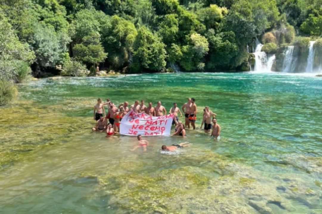 Prosvjedno kupanje na Skradinskom buku: 'Krka nam je mati, nećemo je dati'
