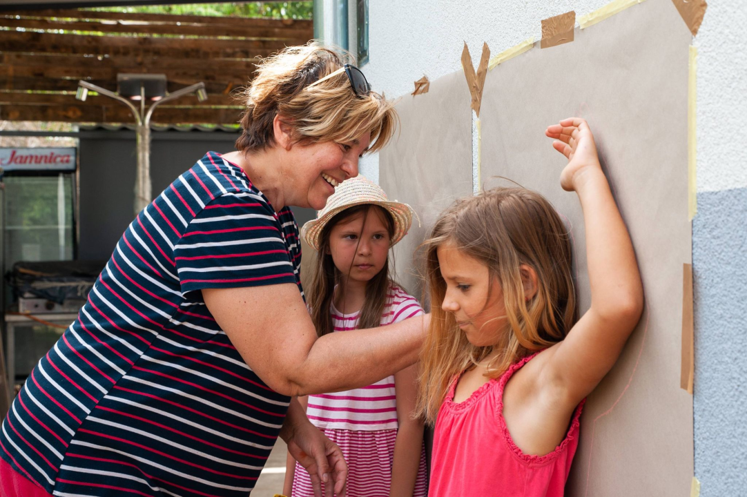 Poznata TV voditeljica na Zlarinu pokrenula radionicu: Djeca oslikavaju vlastite sjene