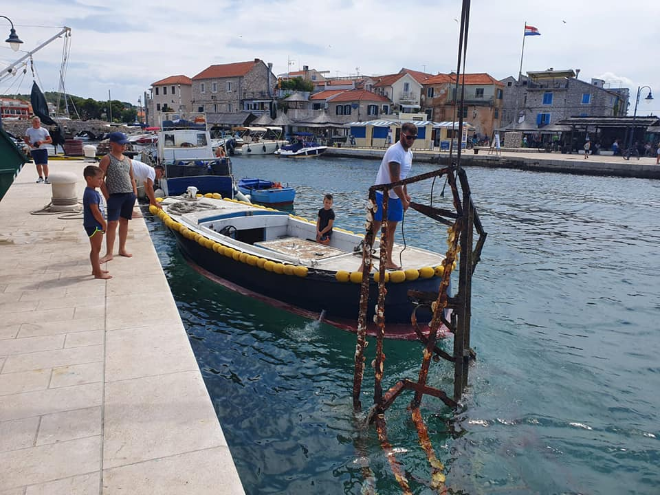 Volonteri iz mora oko Tribunja izronili kontejner smeća: 'Plastika, staklo i pokoja bomba'