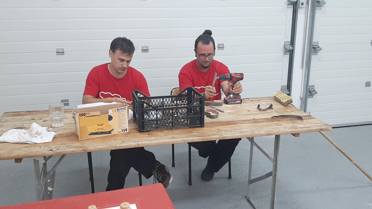 Nikola i Mario svojim rukama izradili figure i ploču pa s mještanima zaigrali uz more