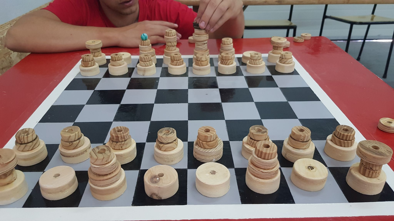 Nikola i Mario svojim rukama izradili figure i ploču pa s mještanima zaigrali uz more