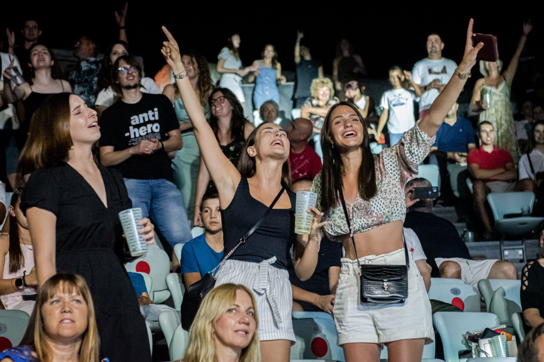 Daleka obala dva i pol sata redala hitove, za bubnjeve sjeo i proslavljeni Roko Ukić