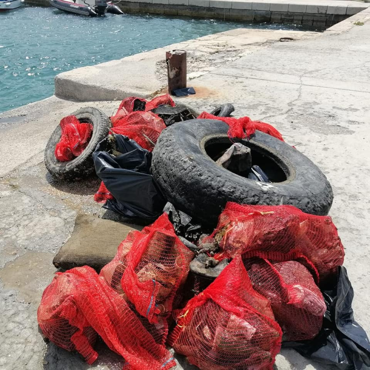 Volonteri iz mora oko Krapnja izronili stotinjak vreća smeća i krupni otpad