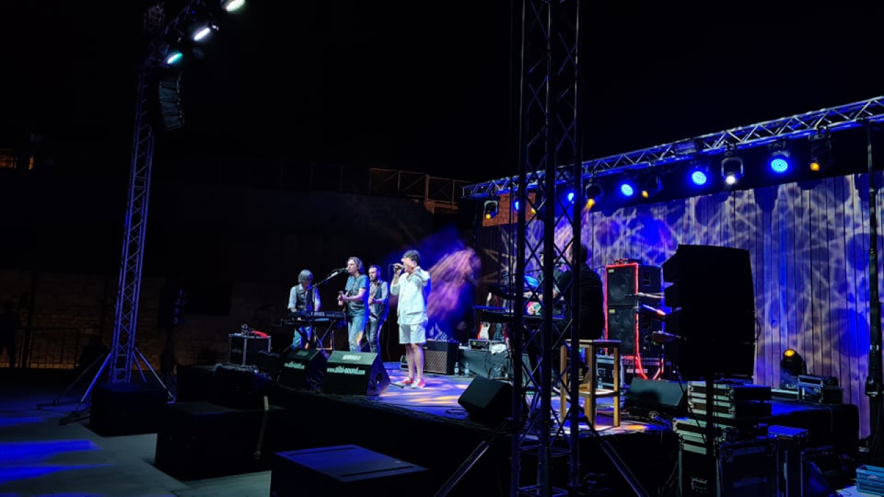 Crvena jabuka nizala hitove pred oduševljenom šibenskom publikom