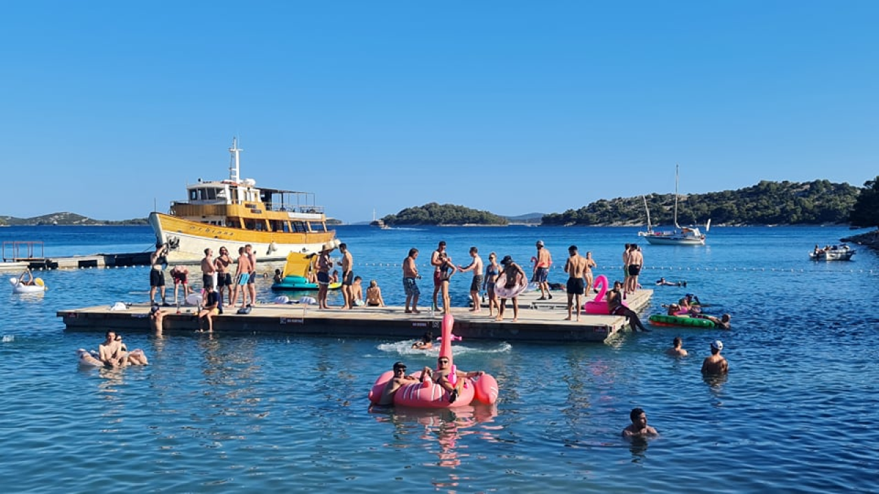 Englezi nahrupili na ples u Tisno: U Gardenu puno toga izgleda kao prava, normalna sezona