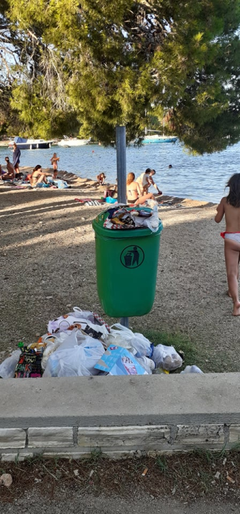 Foto razglednica 'omiljenog' šibenskog kupališta: Smeća je posvuda, a jugo raznosi smrad