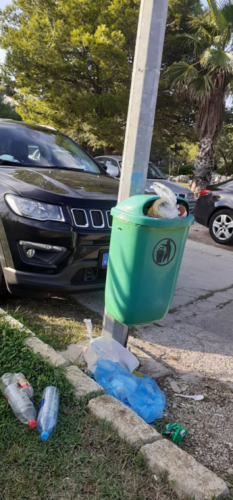 Foto razglednica 'omiljenog' šibenskog kupališta: Smeća je posvuda, a jugo raznosi smrad