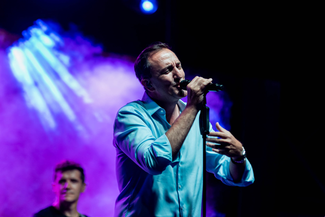 Sergej Ćetković emotivnim pjesmama raspjevao šibensku publiku