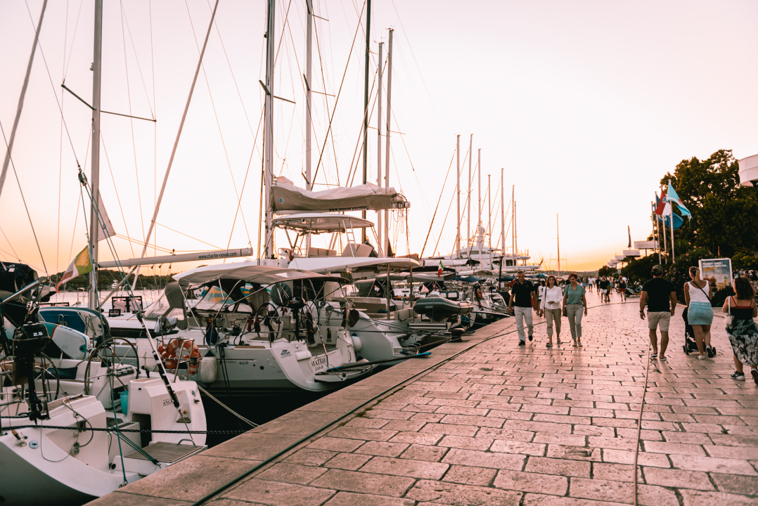 Grad je pun ljudi: Uz buru lakše se diše pa turisti, osim u čarobnom zalasku, uživaju u prešetavanju rivom!