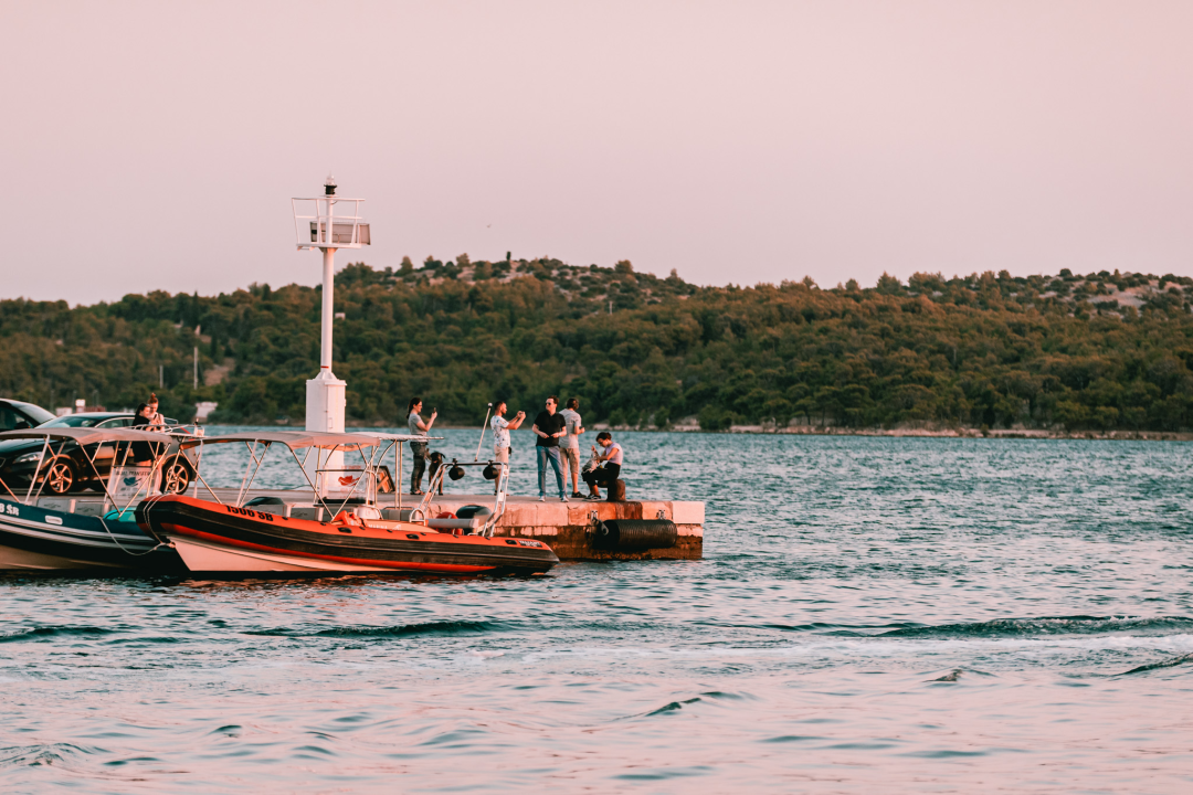 Grad je pun ljudi: Uz buru lakše se diše pa turisti, osim u čarobnom zalasku, uživaju u prešetavanju rivom!