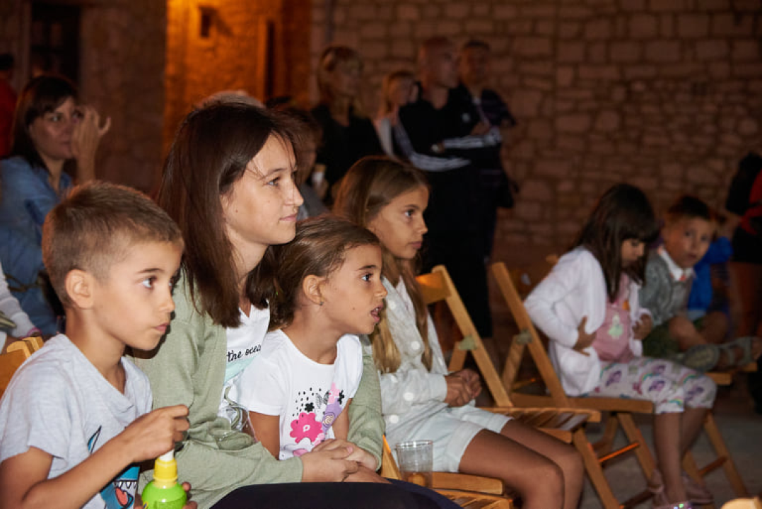 U Tribunju pred prepunim gledalištem djeci predstavljena legenda o magarcu 