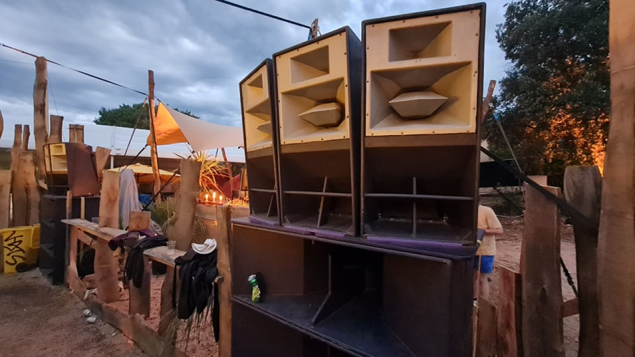 Ljeto je malo popustilo, ali u Tisnom se i dalje pleše: 'Engleza na Gardenu ima ko Rusa'