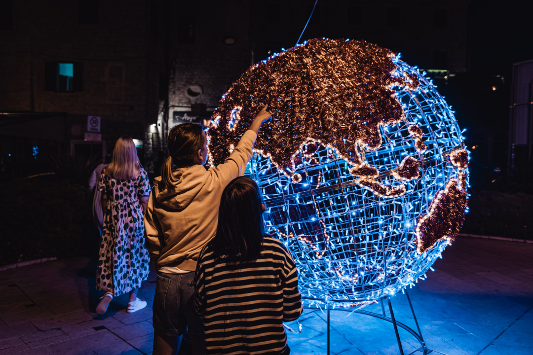 Šibenik zasjao svjetlosnim instalacijama i vatrometom: Na rivi prikazani i filmski kadrovi grada iz 1904. godine