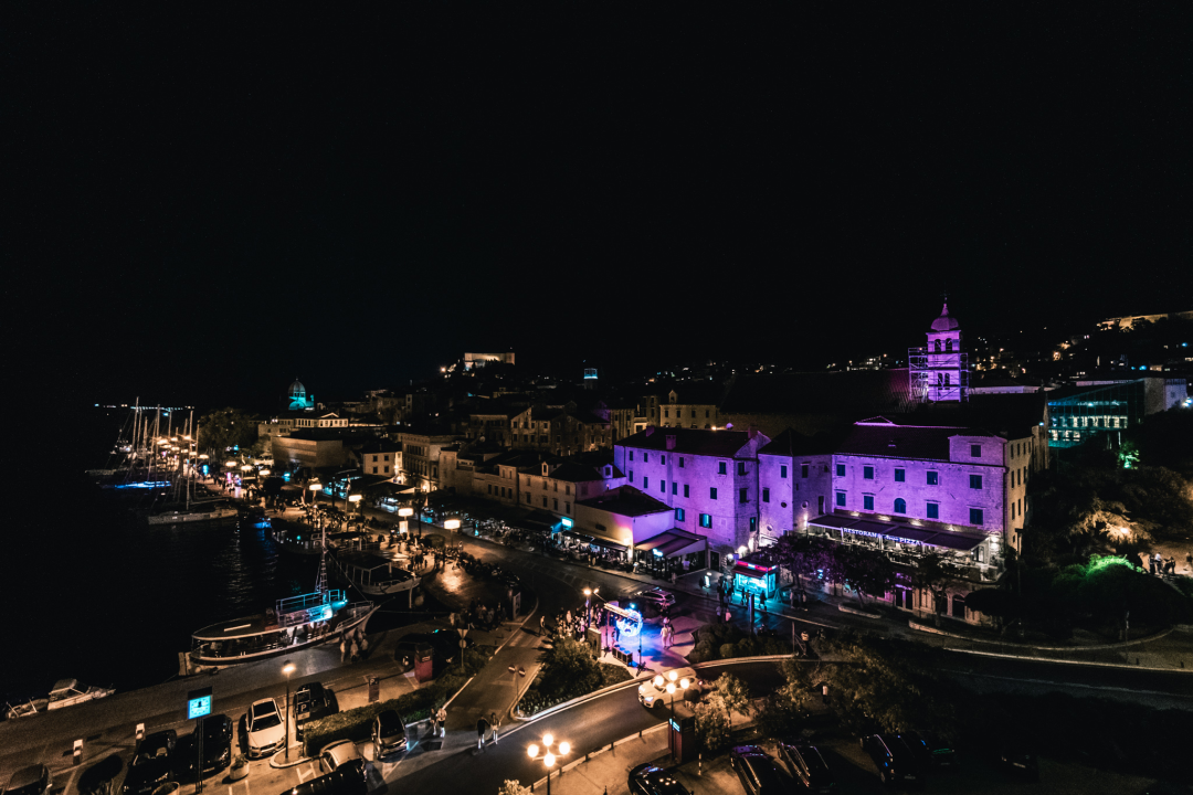 Šibenik zasjao svjetlosnim instalacijama i vatrometom: Na rivi prikazani i filmski kadrovi grada iz 1904. godine