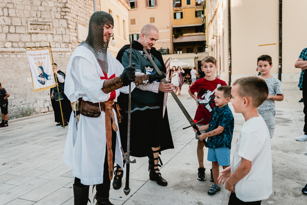 Šibenik se vratio u srednji vijek: Gradska straža i vitezovi kod katedrale ‘upali’ na vjenčanje!