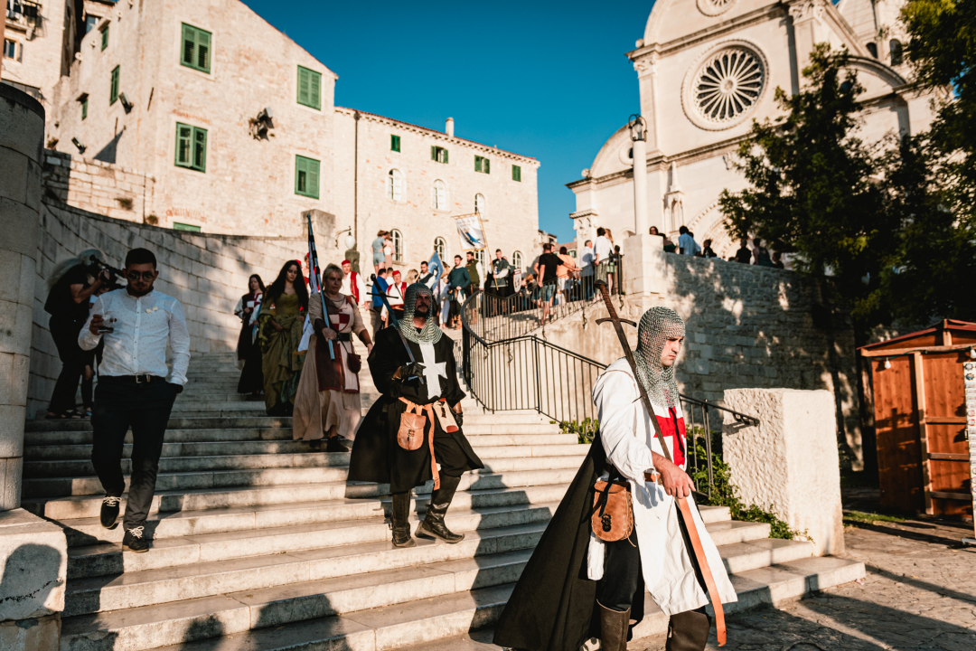 Šibenik se vratio u srednji vijek: Gradska straža i vitezovi kod katedrale ‘upali’ na vjenčanje!