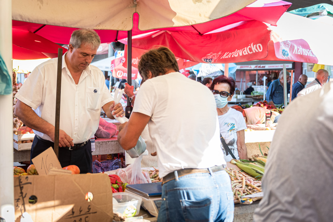 Na pijaci smo pronašli prve žižule, a na peškariji solidnu ponudu ribe: 'Što turisti znaju što je divlji, a što uzgojen brancin' 