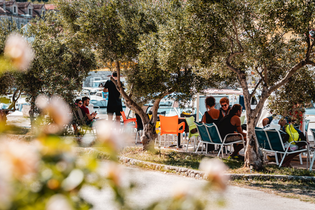 Na Zlarinu vrijeme sporije teče: Ljudi su po kafićima, sunčaju se, rade na brodovima...ključna riječ je 'pomalo'!