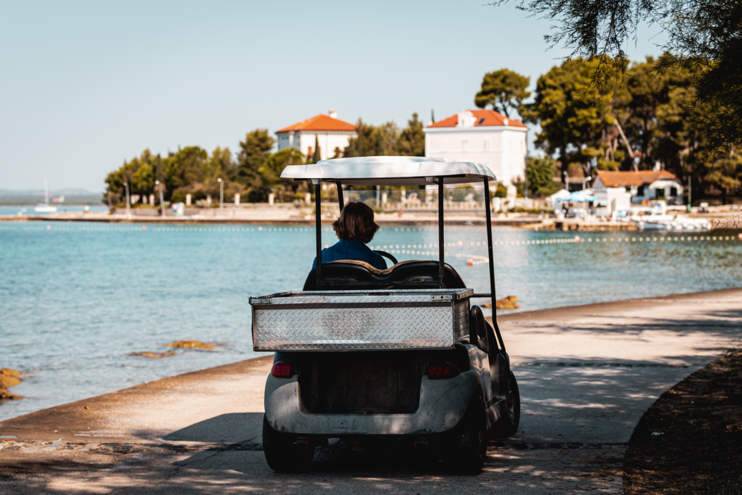 Na Zlarinu vrijeme sporije teče: Ljudi su po kafićima, sunčaju se, rade na brodovima...ključna riječ je 'pomalo'!