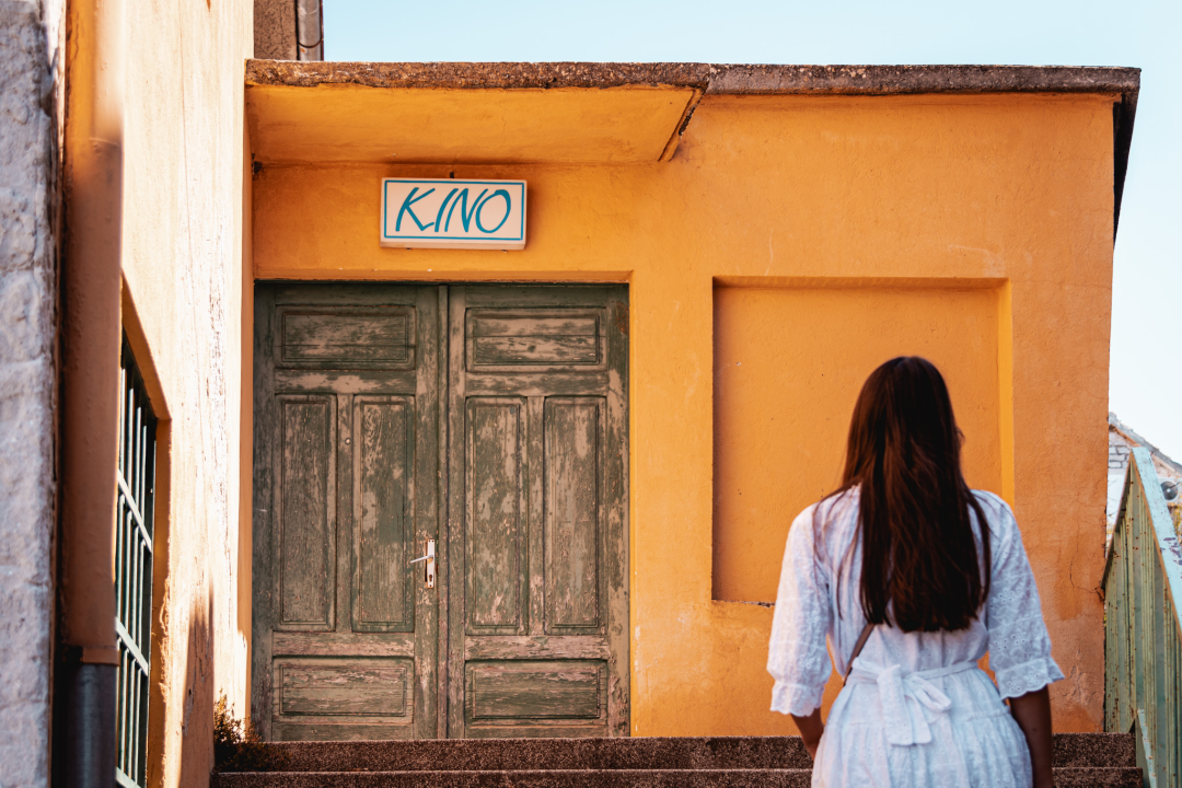 Na Zlarinu vrijeme sporije teče: Ljudi su po kafićima, sunčaju se, rade na brodovima...ključna riječ je 'pomalo'!