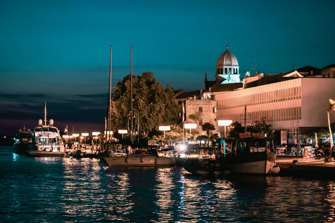 Terasa hotela Jadran ovog ljeta ‘vraćena’ Šibenčanima, a svirke uživo nastavljaju i nakon sezone! 