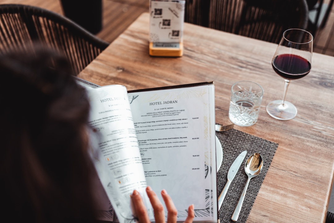 Terasa hotela Jadran ovog ljeta ‘vraćena’ Šibenčanima, a svirke uživo nastavljaju i nakon sezone! 