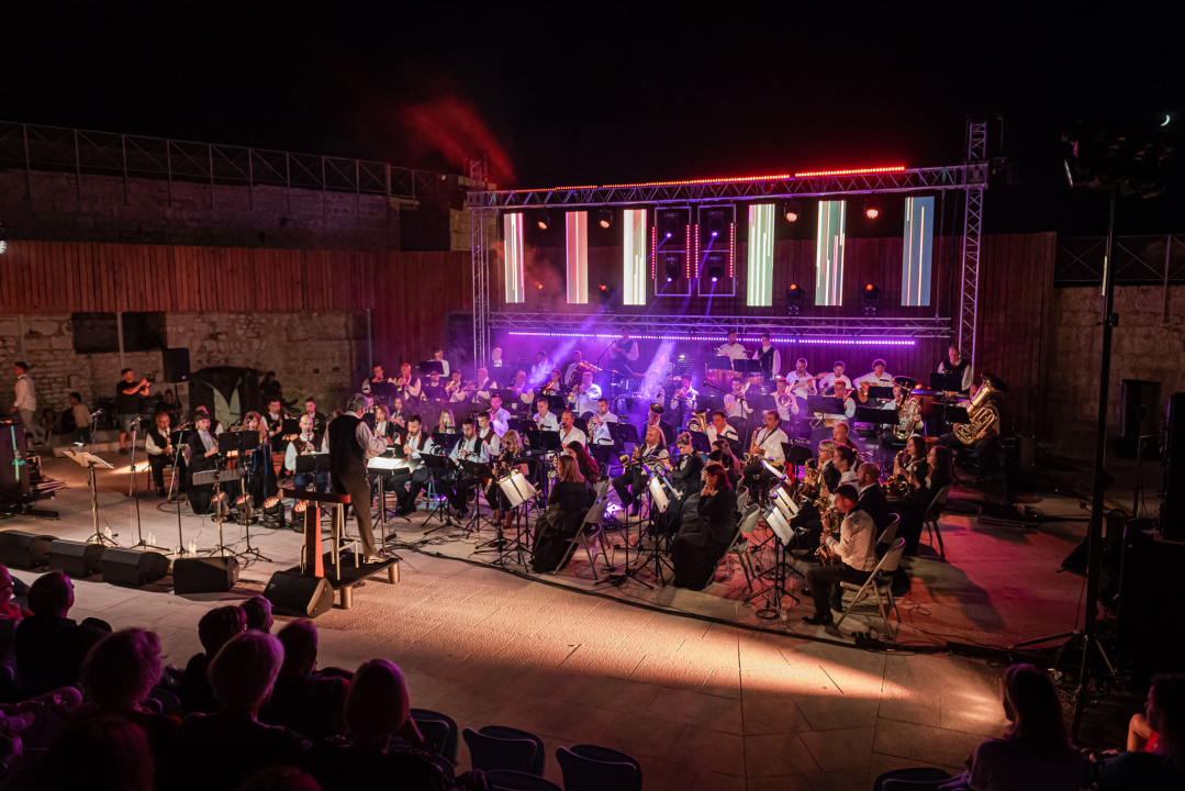 Šibenska narodna glazba i 4 tenora raspjevali publiku za kraj sezone