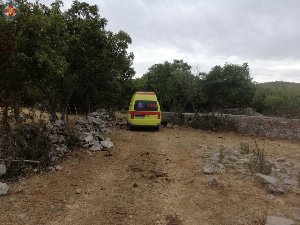 Šibenski GSS-ovci spašavali staricu koja je iznemogla i dehidrirana čuvala stoku