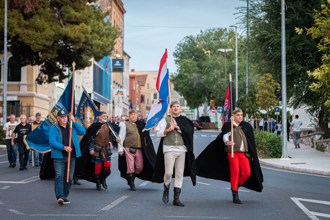 Fotogalerija mimohoda branitelja šibenskim ulicama do tvrđave sv. Mihovila