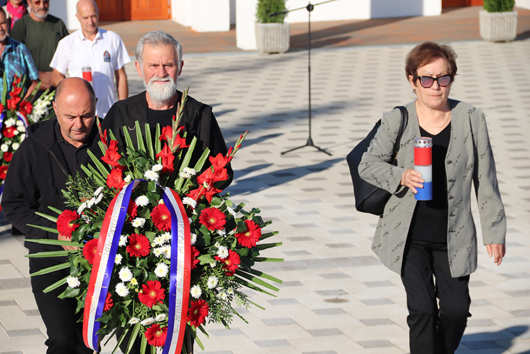 Na Kvanju položeni vijenci i zapaljene svijeće za sugrađane koji su kroz povijest dali doprinos za Šibenik