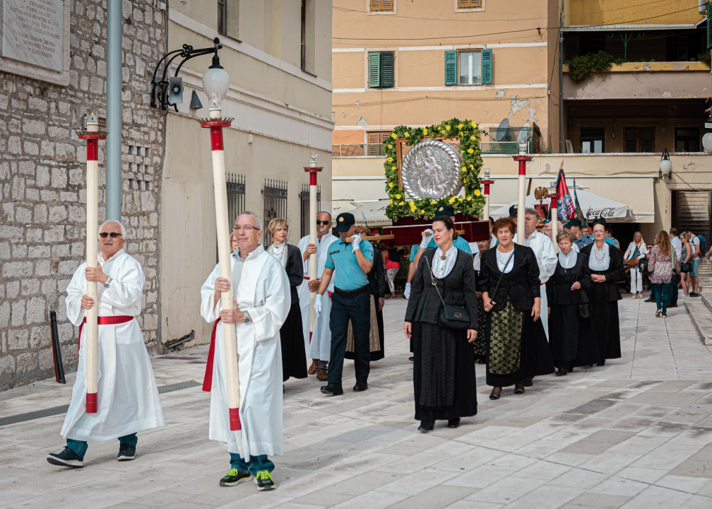 Tradicionalnom procesijom i misom Šibenčani proslavili Dan grada: Donosimo fotogaleriju 