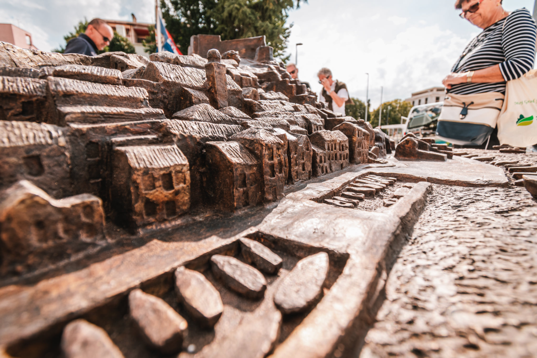 Nakon svečanog otkrivanja, uslijedilo je detaljno proučavanje: 'Dobro je to napravljeno, ali ovakva stvar treba na Poljanu' 