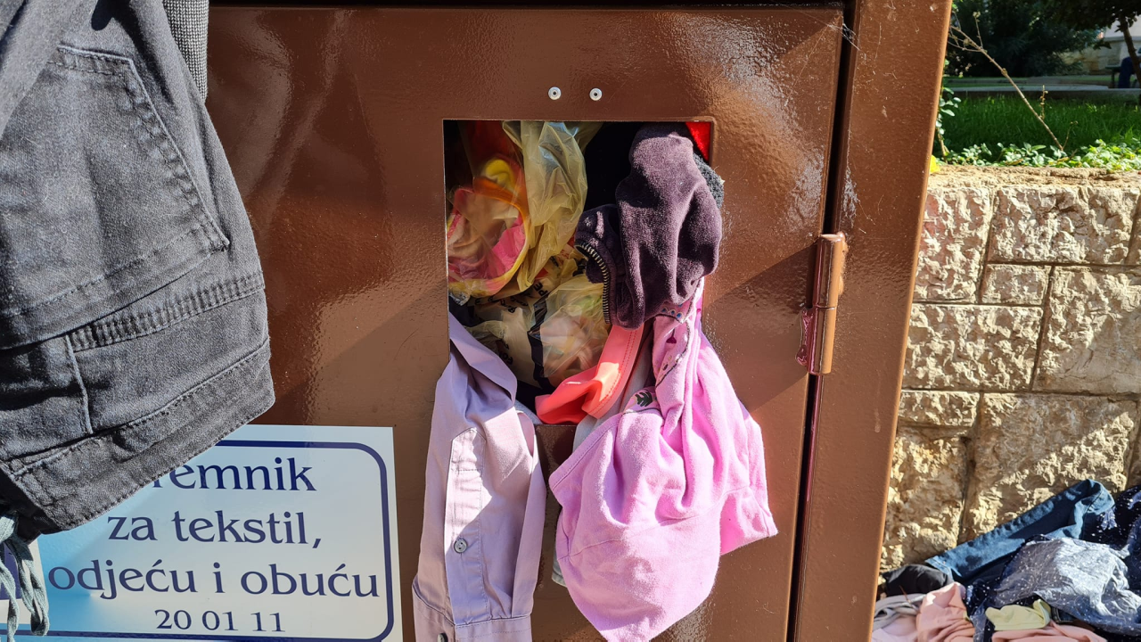 Stara roba kipi iz kontejnera po Šibeniku: Tekstilna industrija je ogroman problem u cijelom svijetu