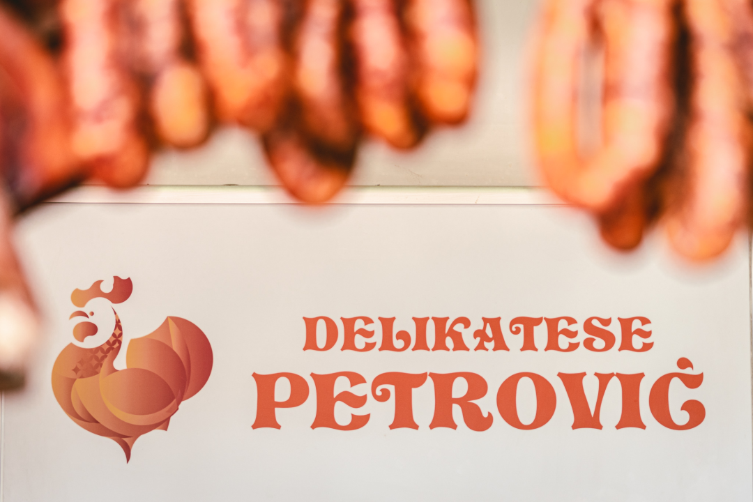 Zima je, kažu, hladna i strašna, ali uz Delikatese Petrović bit će vam toplo barem oko srca!