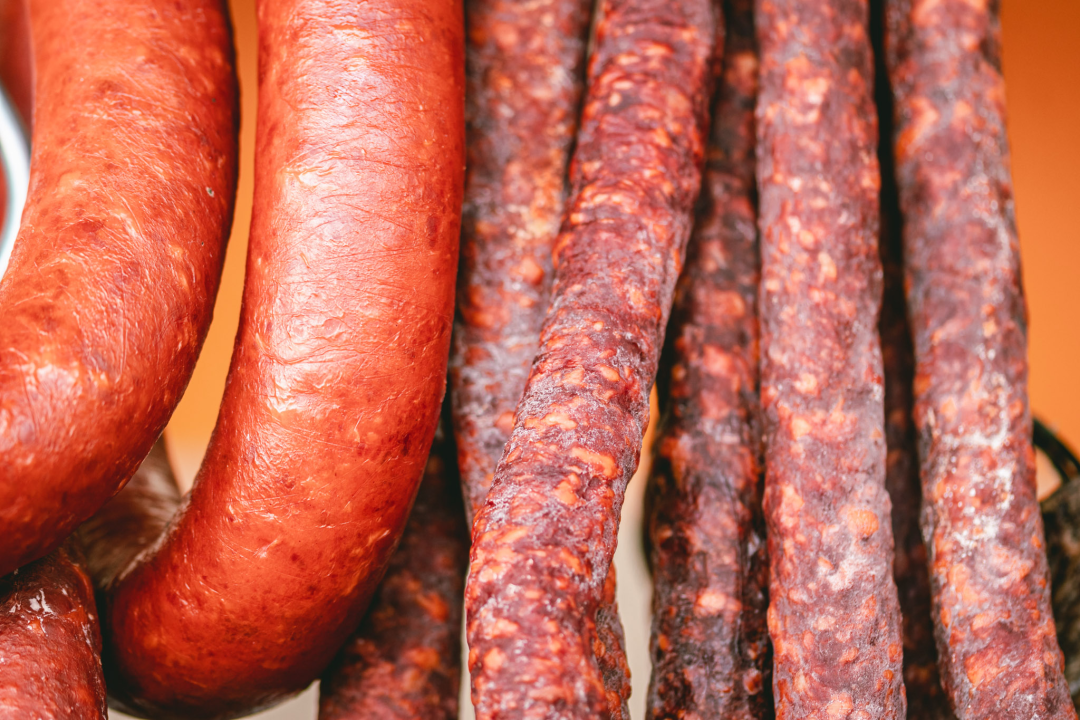 Zima je, kažu, hladna i strašna, ali uz Delikatese Petrović bit će vam toplo barem oko srca!